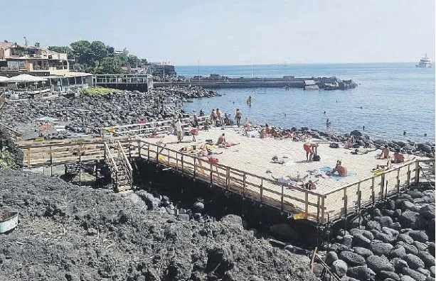 «Spesa alta», Catania chiude due solarium durante l'estate