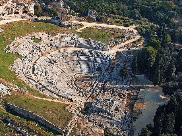 Di fotovideomike from Italia (Michele Ponzio, @michele_ponzio) - Teatro greco di Siracusa, CC BY-SA 2.0, https://commons.wikimedia.org/w/index.php?curid=33264647