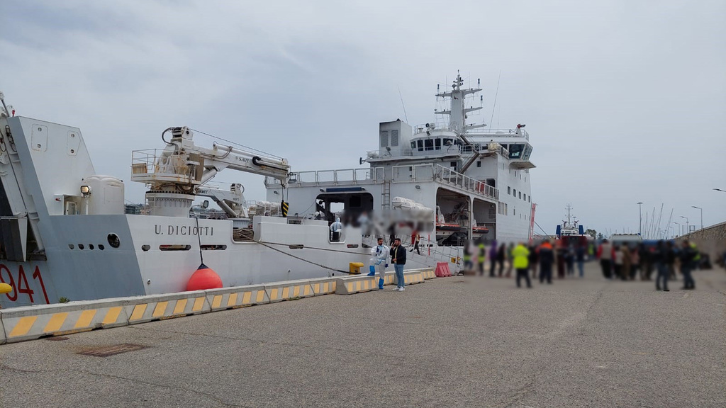 Traghetto arriva a Porto Empedocle con migranti da trasferire