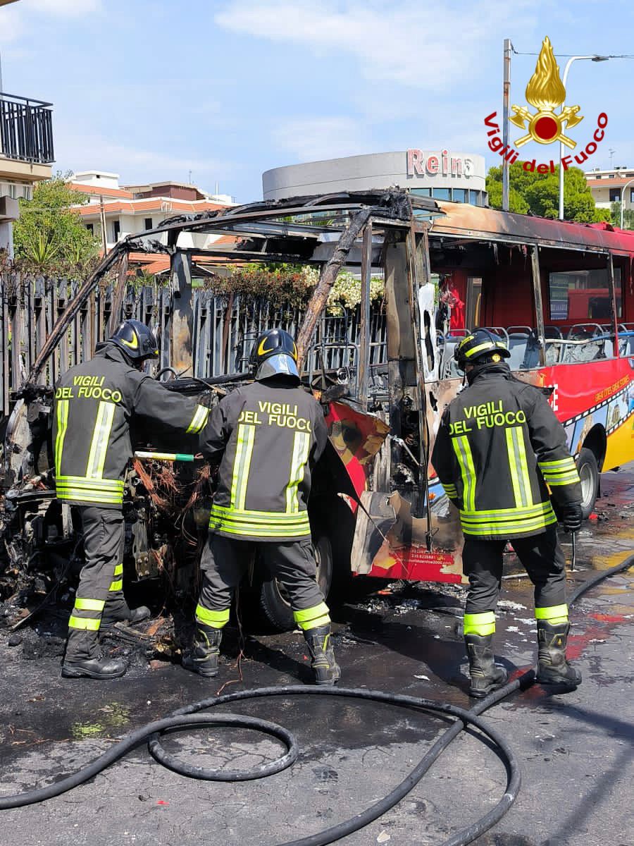 Turisti in pericolo autobus in fiamme nel Catanese