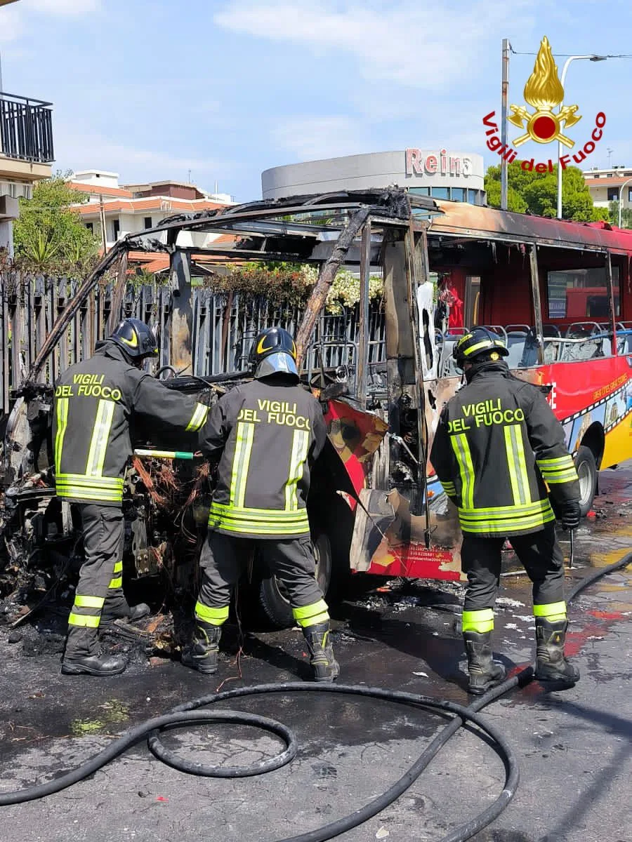 Turisti in pericolo: autobus in fiamme nel Catanese.