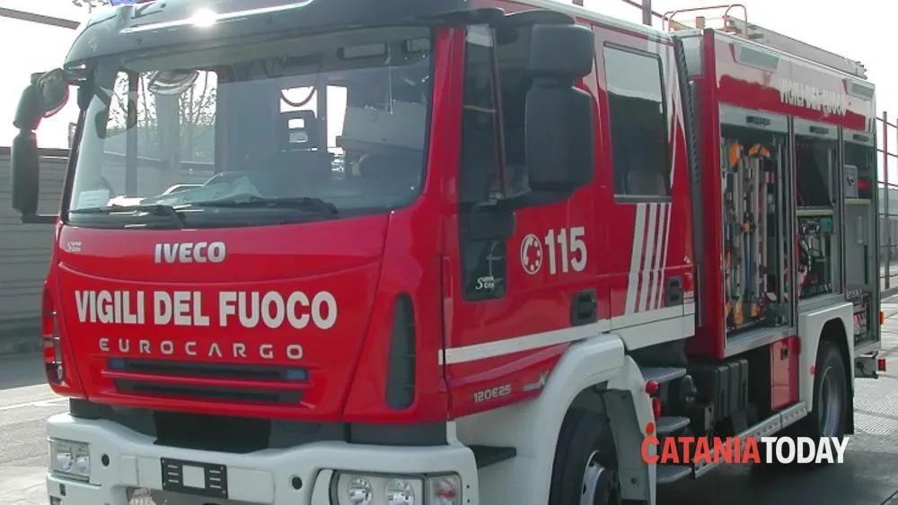 Turisti in pericolo, autobus in fiamme.