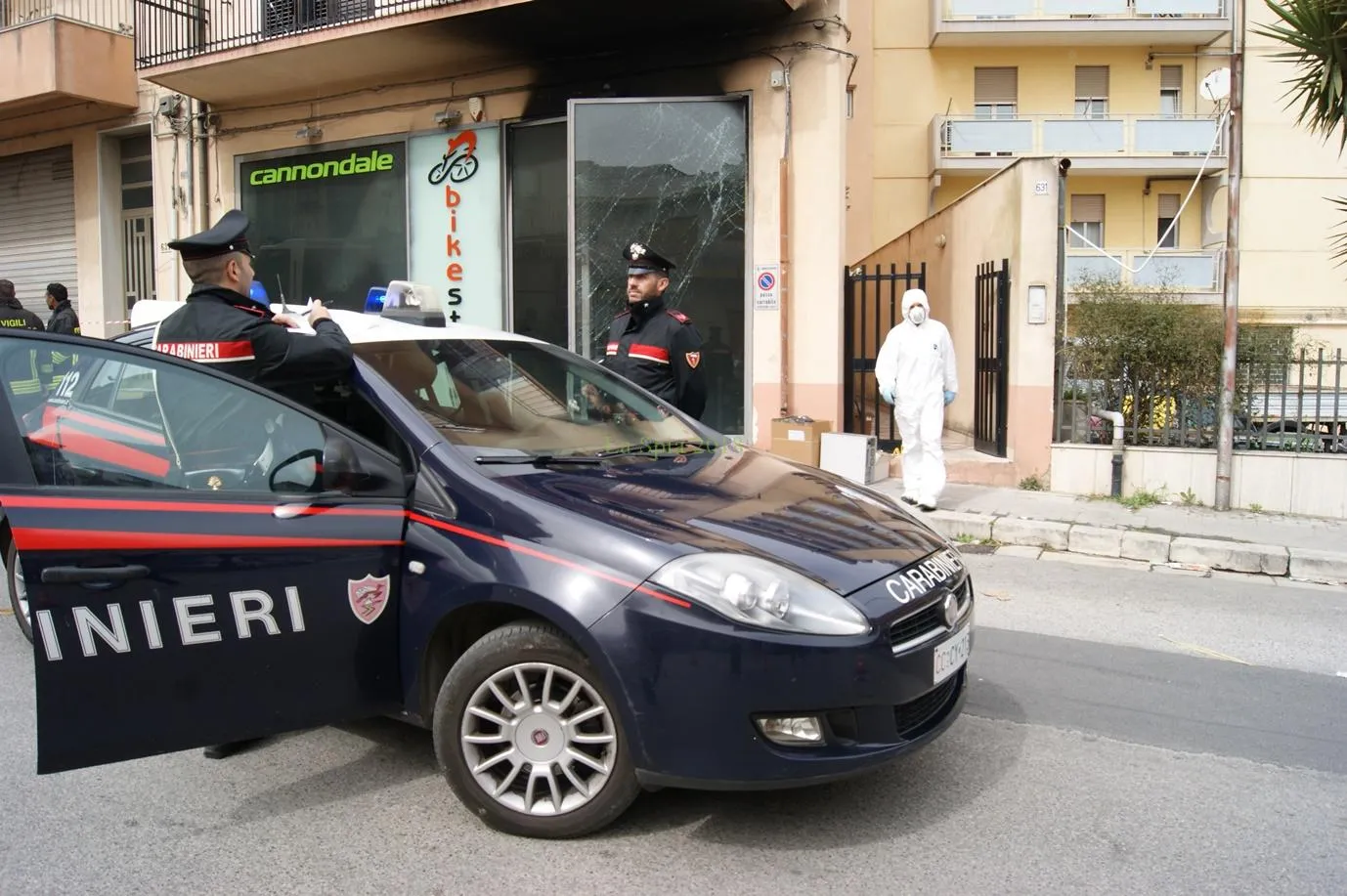Vandalismo all'Ufficio Postale di piazza Sturzo: responsabile identificato e denunciato dai Carabinieri di Ragusa.