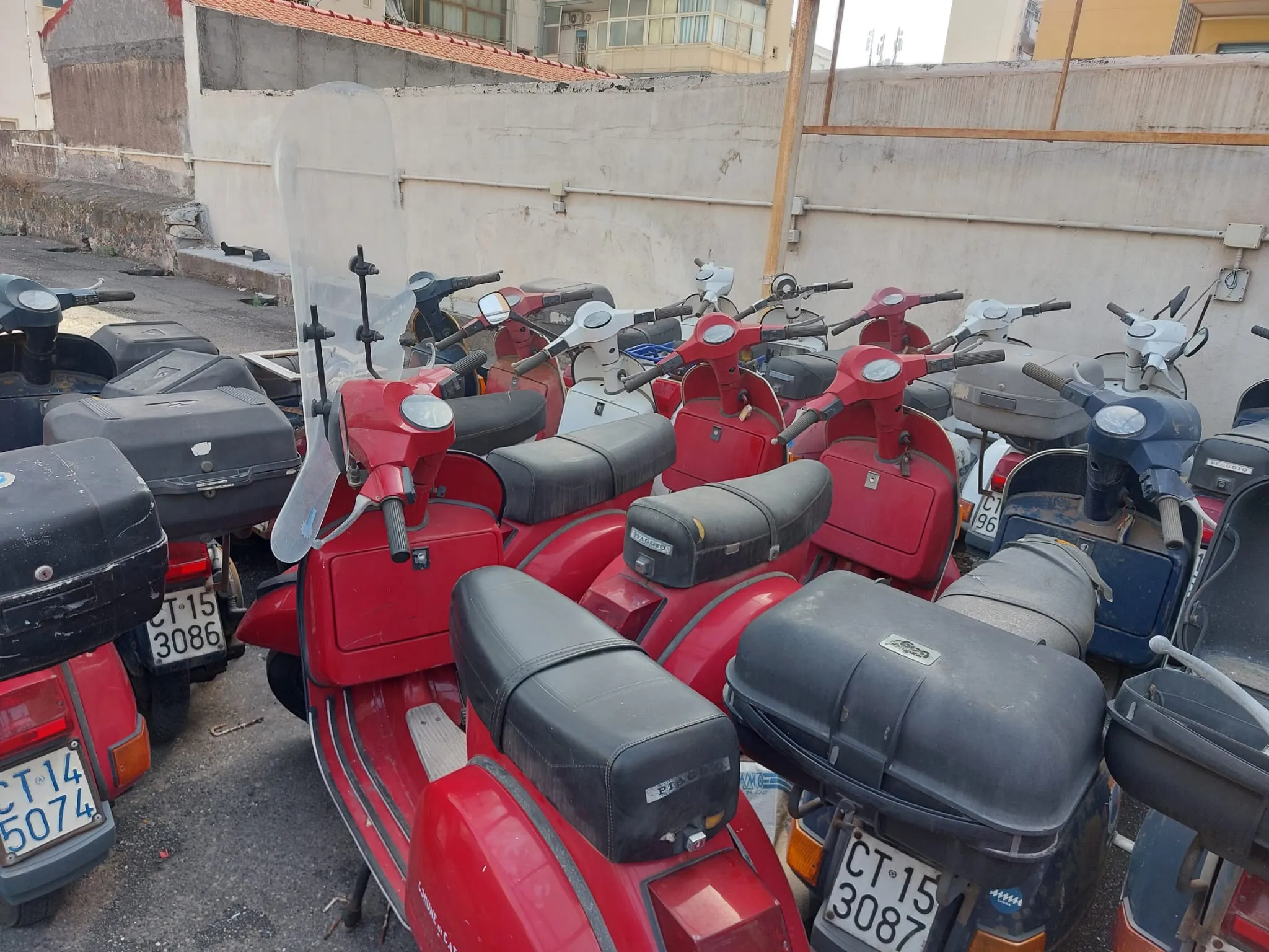 Vendita pubblica di scooter, compattatori e autocarri da parte del Comune di Catania.