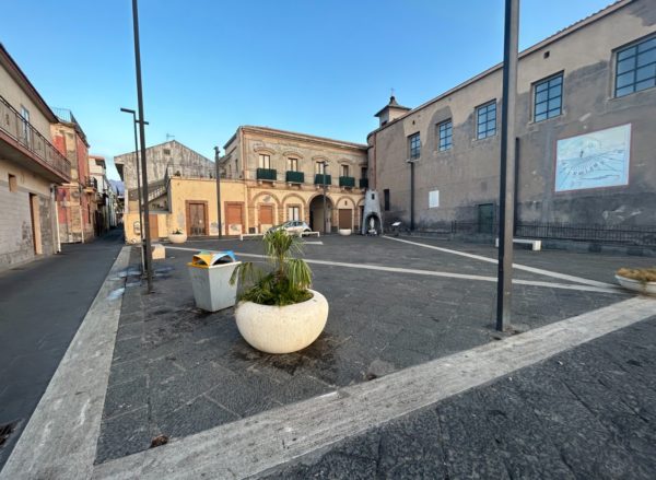 Vietato giocare a pallone in piazza, ma i bambini con quello leggero possono…