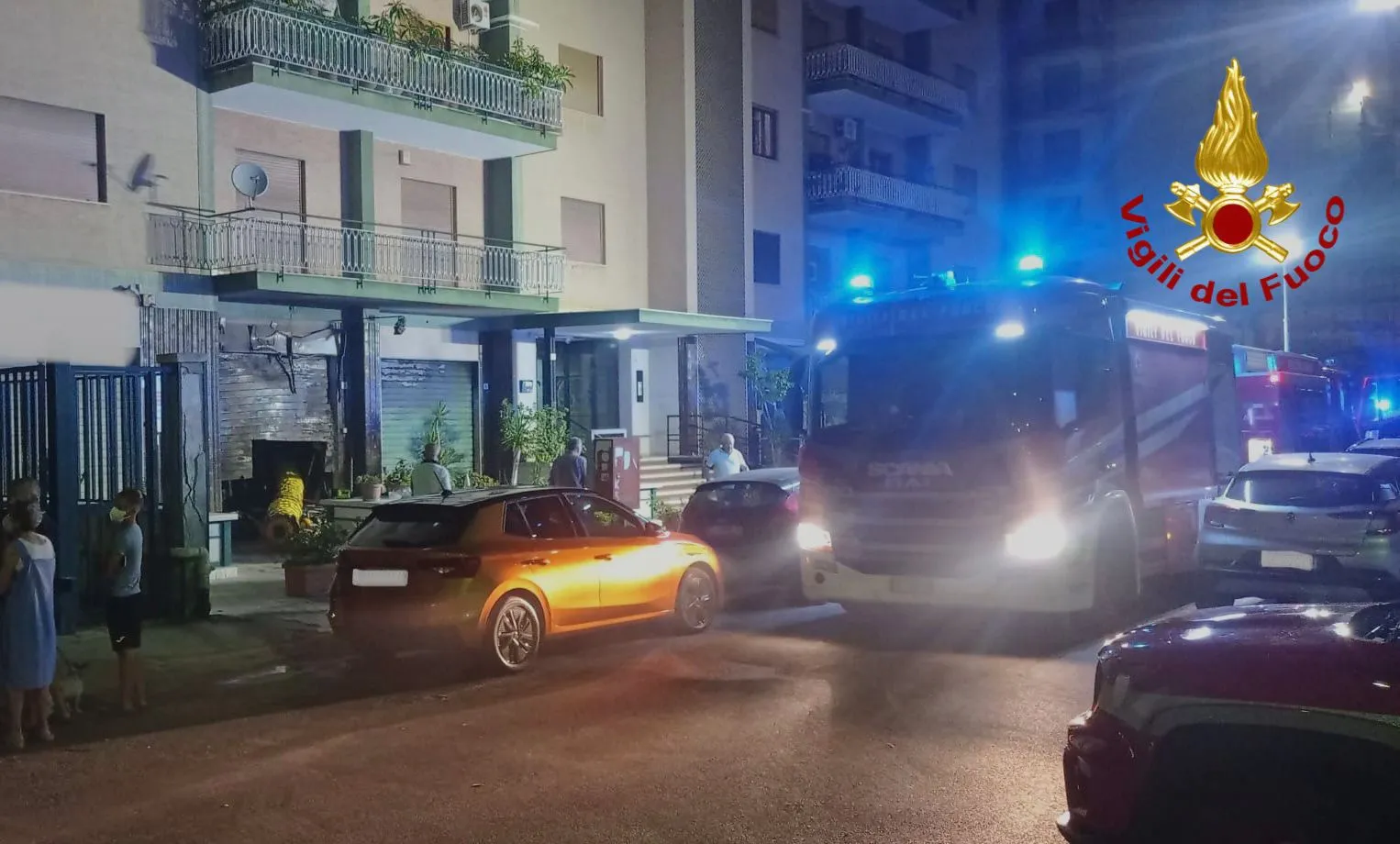 Vigili del fuoco a Palermo: notte di lavoro nella lavanderia a fuoco