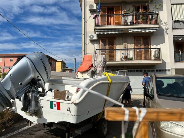 Rubano una barca di sei metri ma il gps porta i carabinieri dove la stavano smontando