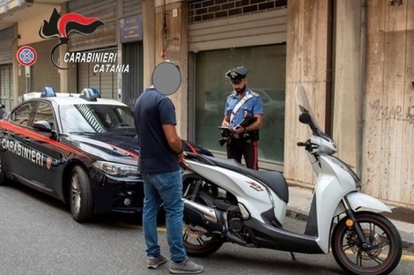 Controlli dei carabinieri a Catania contro chi guida senza casco: 70 multati