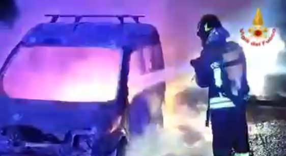 Autofurgone in fiamme in autostrada sulla Messina-Palermo