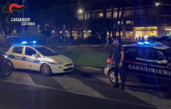 Catania, carabinieri in piazza Dante: denunciati due parcheggiatori abusivi