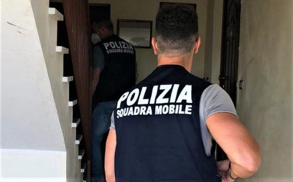 Aveva un fucile a “canne mozze” in casa: arrestato a Gela