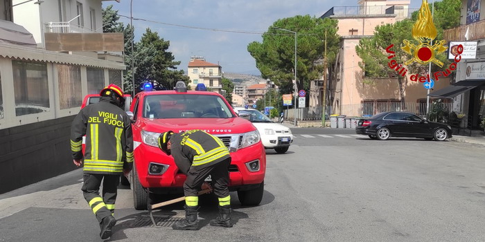 Allarme per una possibile perdita di gas in via Achille Grandi a Ragusa: i vigili del fuoco rilevano concentrazioni anomale nei tombini