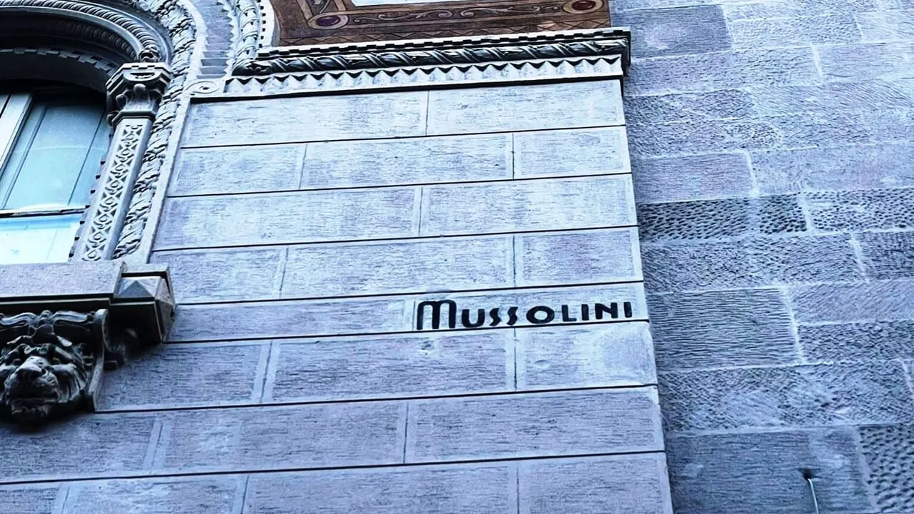 Anpi: paghiamo noi per cancellare scritte fasciste a Coppedè.