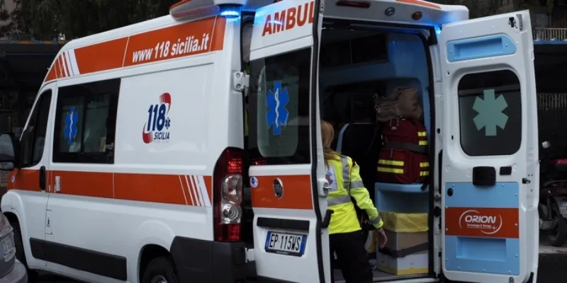 Auto investe tir in sosta: due donne in gravi condizioni