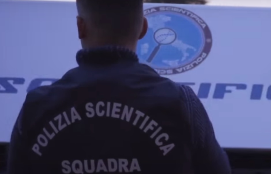 Il cadavere di un 50enne trovato nella sua casa nel catanese, al via le indagini con i rilievi della polizia scientifica