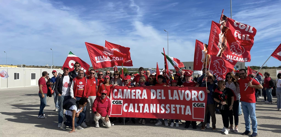 Caltanissetta, a Pozzallo una folta delegazione della Cgil per chiedere la chiusura del Cpr