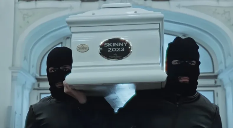 Curia Catania indignata: video musicale con finto funerale in chiesa causa scandalo.