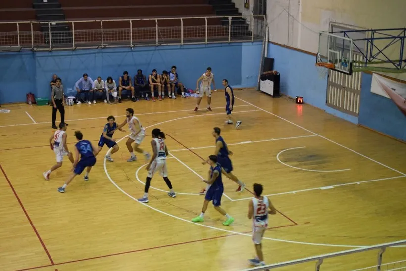 La Virtus Ragusa trionfa al PalaTracuzzi: rimpianti per la Basket School Messina.