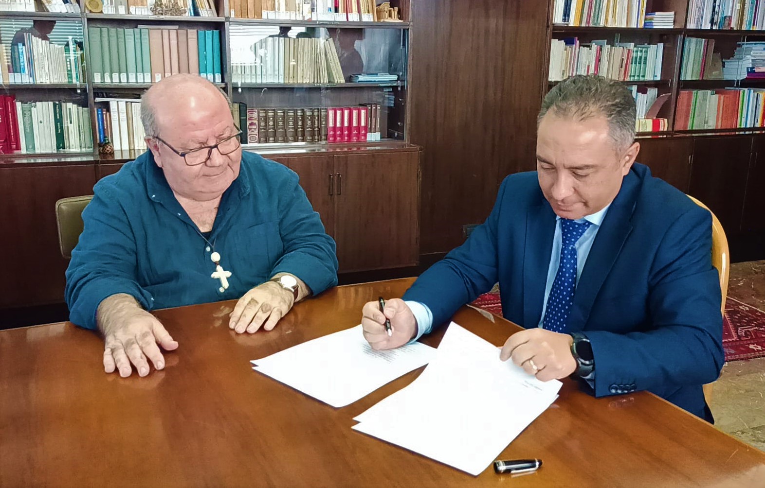 Da sx Caranna e Padre Rotondo firma