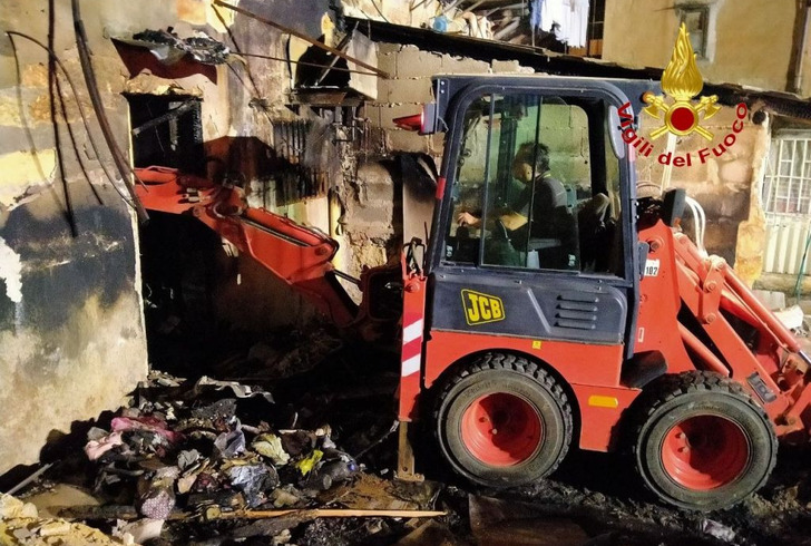 Palermo, incendio al Villaggio Santa Rosalia. Distrutto deposito