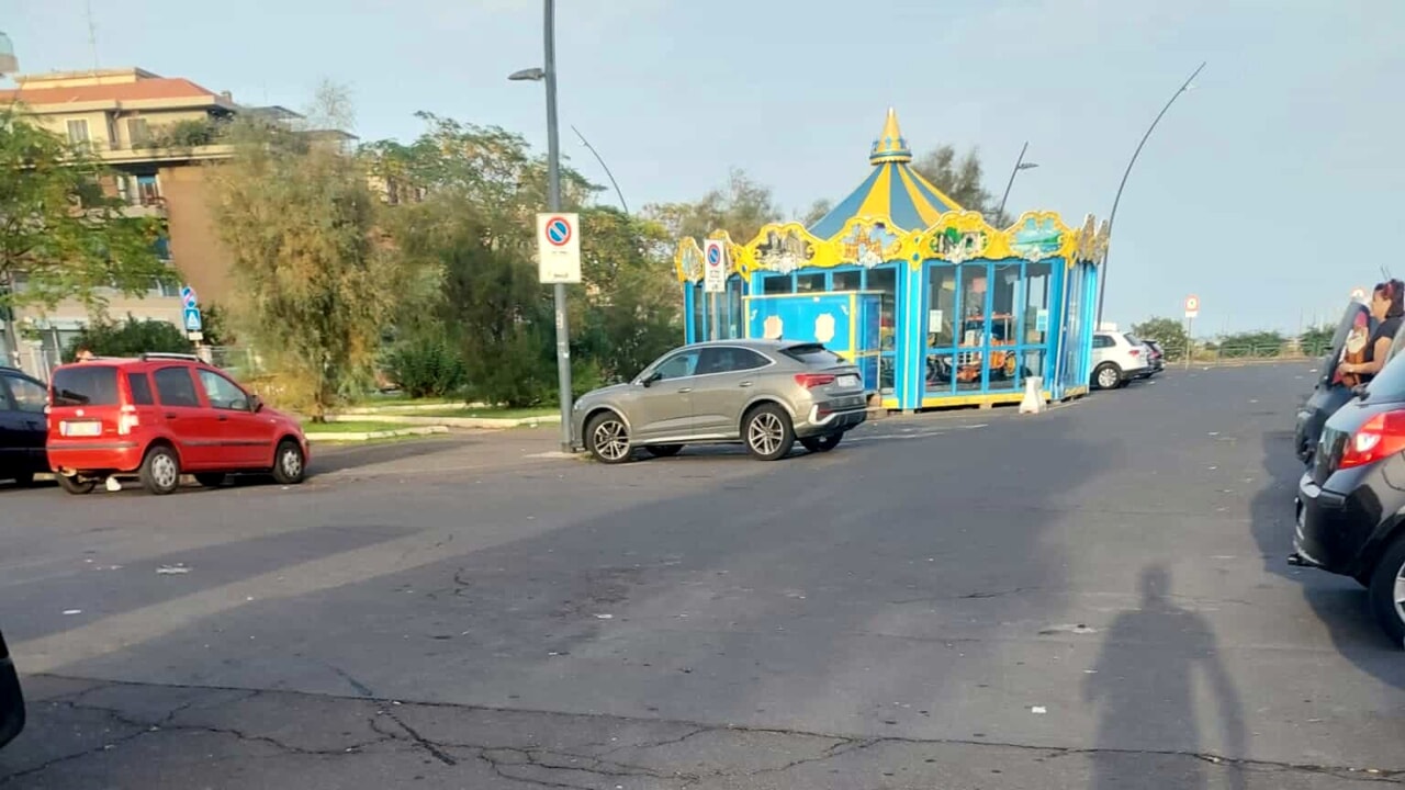Piazza Tricolore invasa da parcheggiatori abusivi
