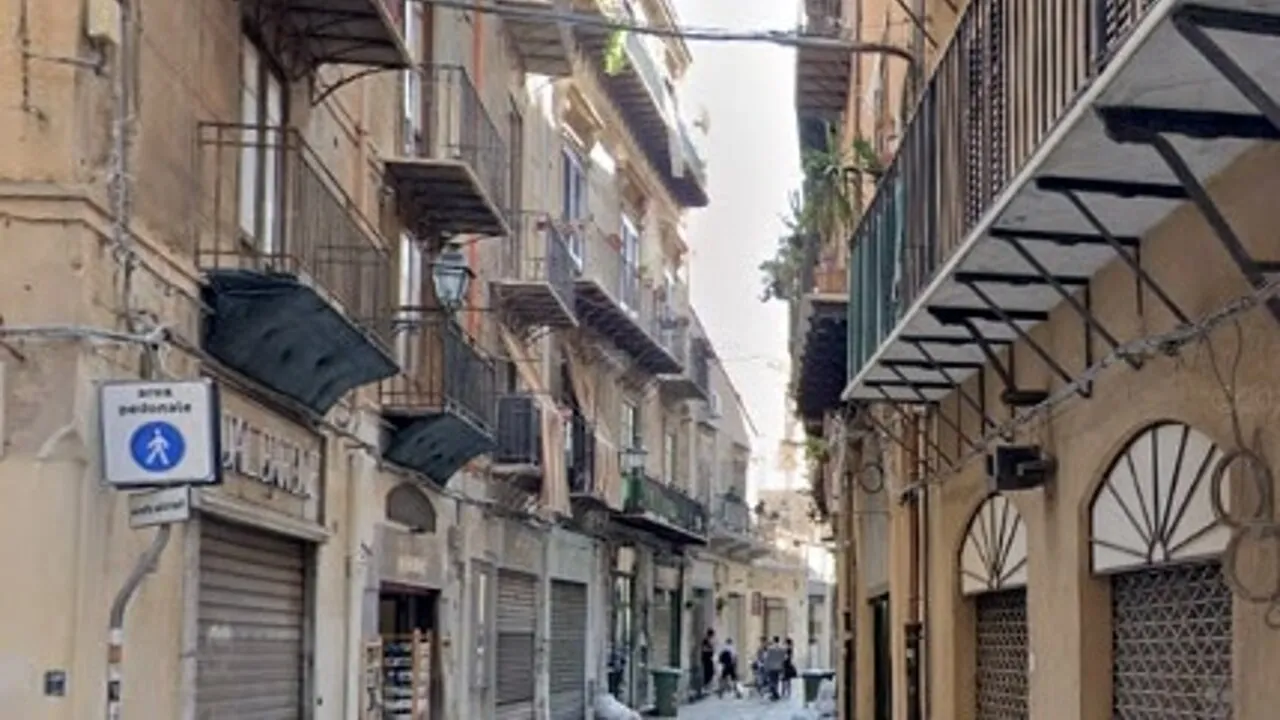 Turista colpito da pezzo di cornicione, in ospedale