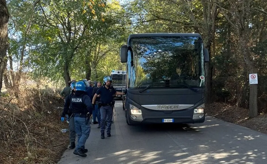 15 attivisti incatenati su pullman migranti, denunciati e foglio via