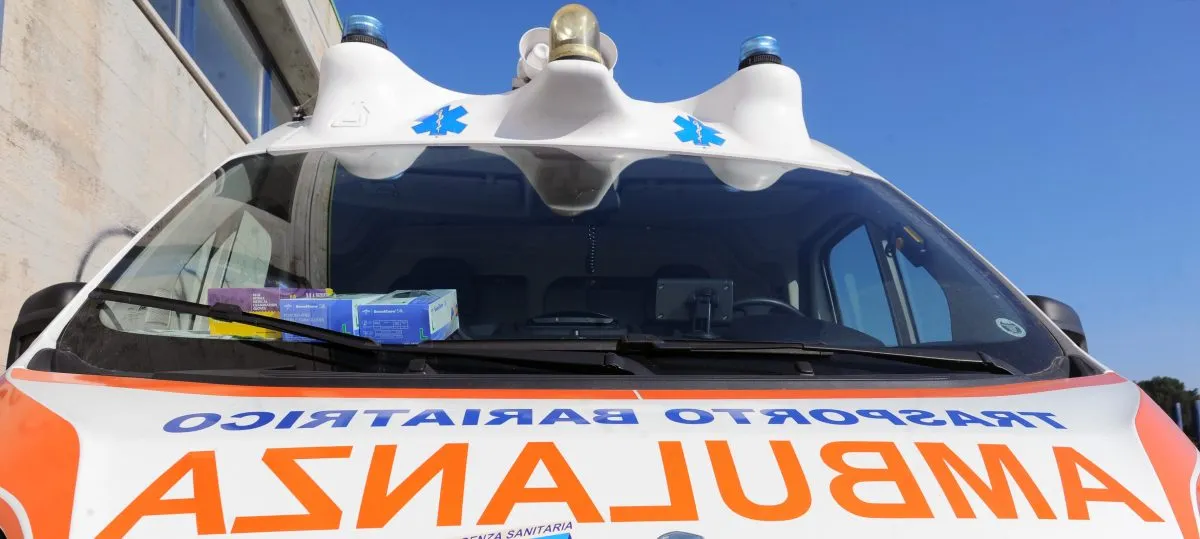 Auto si ribalta sulla A18, feriti: sanitari presenti