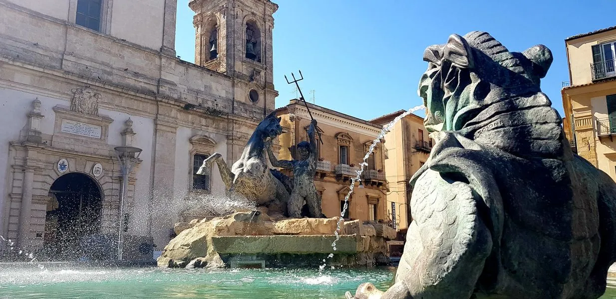 La Fontana del Tritone si colora di solidarietà a Caltanissetta