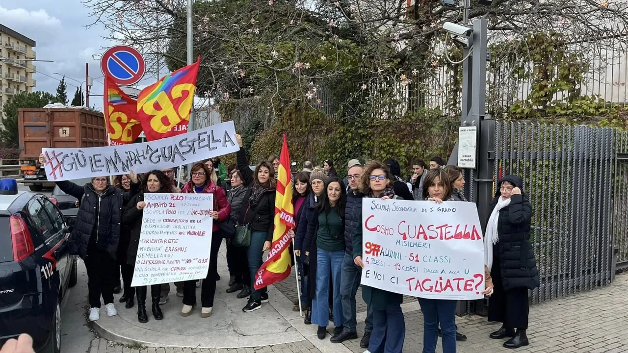 Contro il taglio di 17 scuole, 3000 firme all'assessore.