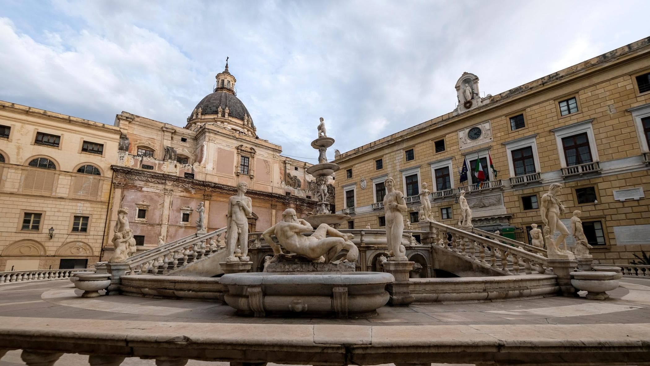 Acqua scomparsa a Palermo turisti immortalano degrado