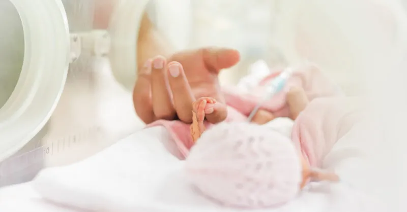 Agrigento celebra il World Prematurity Day con monumenti viola.