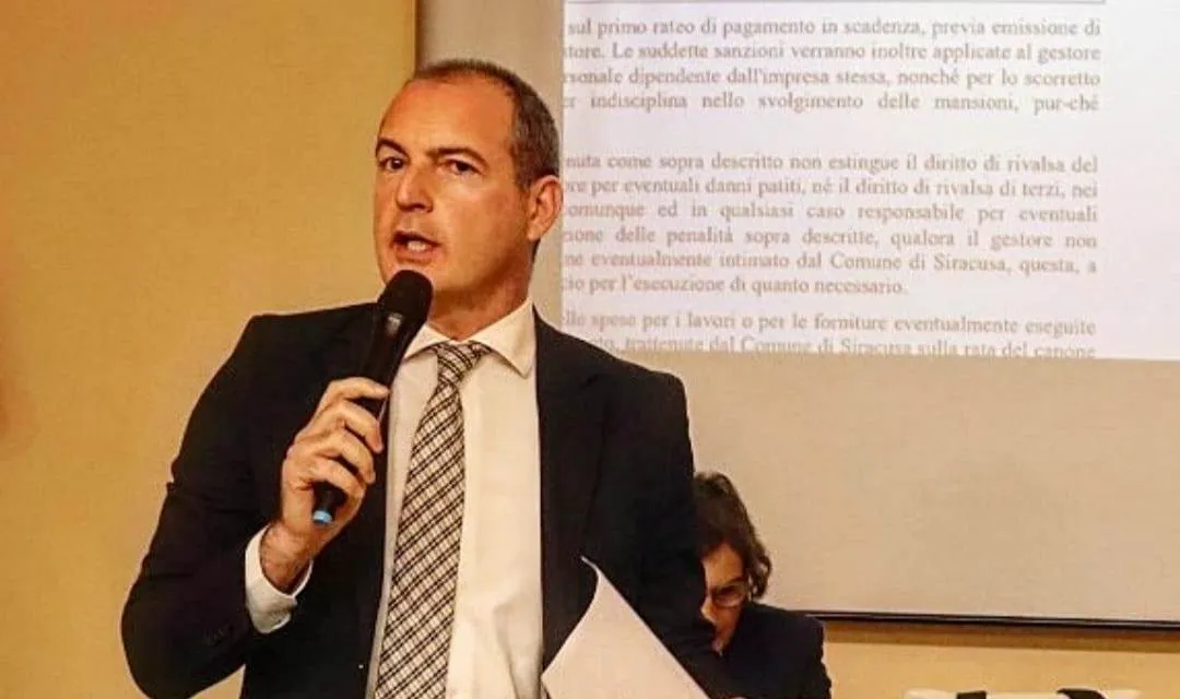 Amministrazione di Siracusa crea e risolve problemi dei servizi comunali, accusata di fare marketing.
