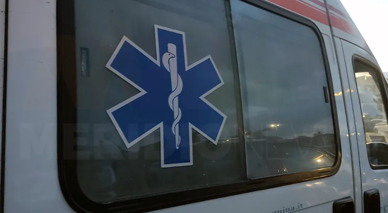 Caltanissetta: auto travolge scale, operai precipitano.