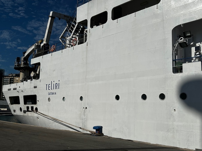 Nave posacavi Teliri al porto di Palermo