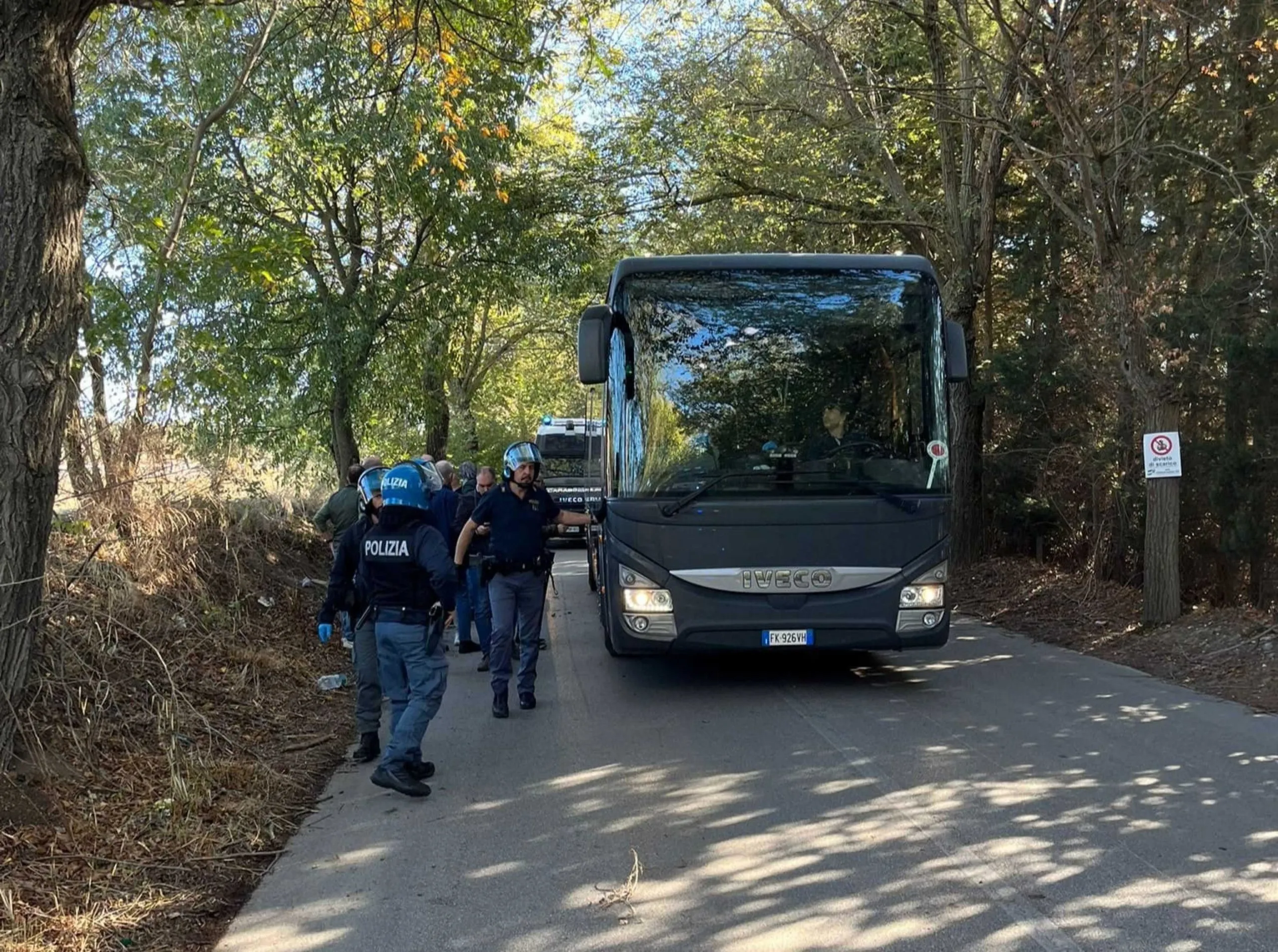 Attivisti bloccano bus migranti a Pian del Lago.