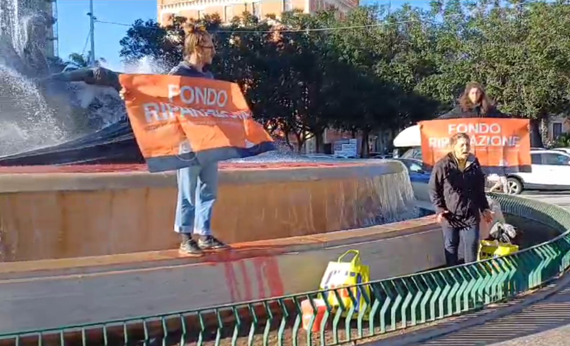Attivisti imbrattano fontana Malavoglia a Catania video