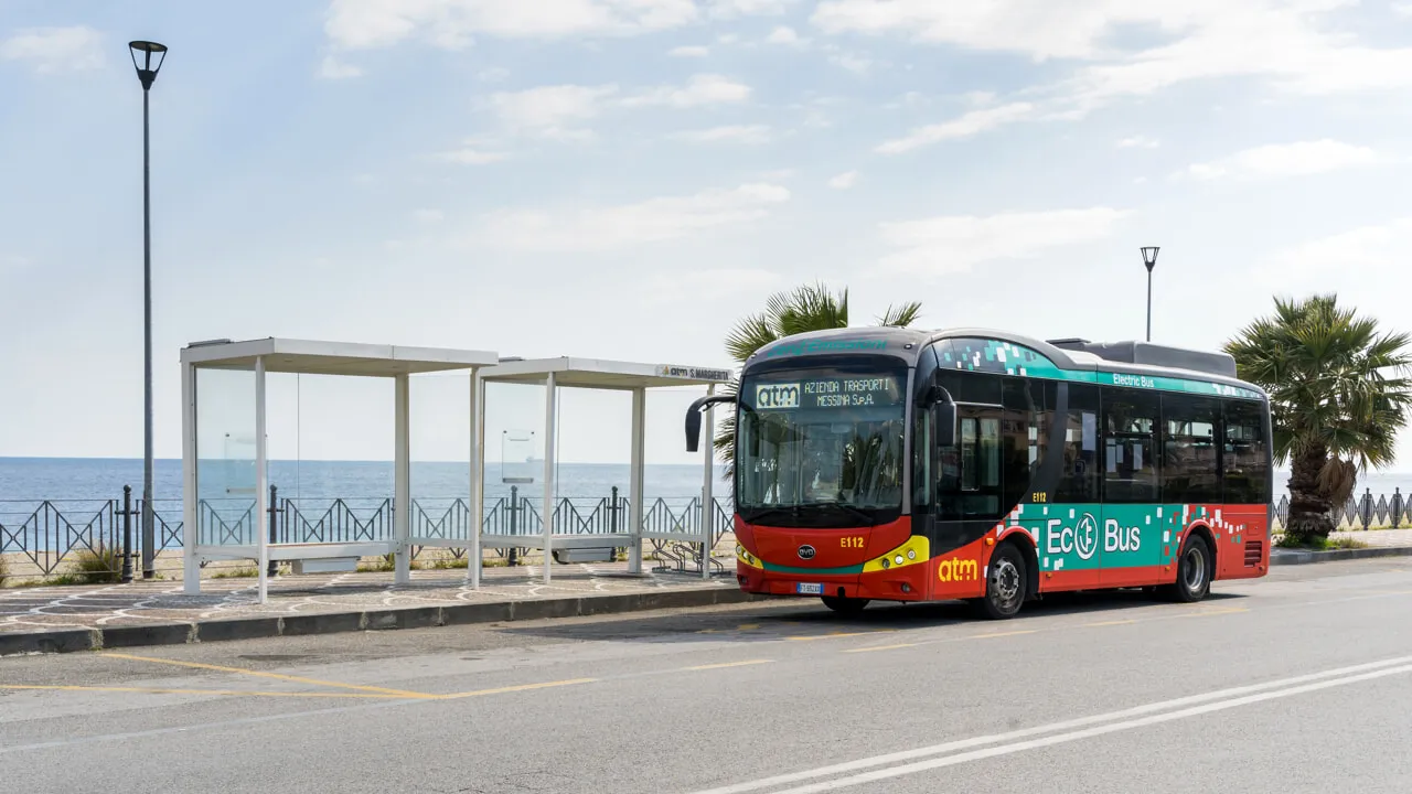 Autobus ATM in anticipo alle fermate, proteste dai passeggeri e contestazioni disciplinari agli autisti.