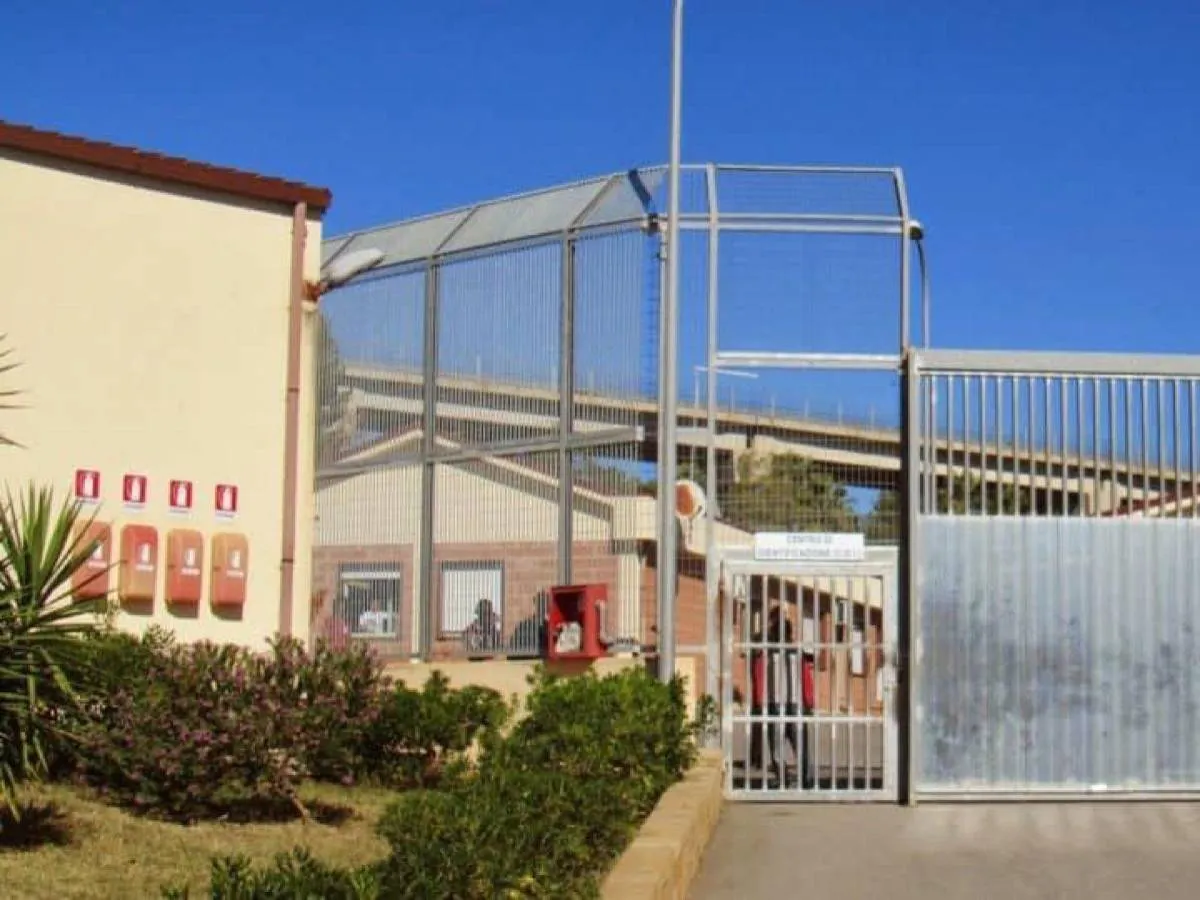Blitz a Caltanissetta: si incatenano per bloccare rimpatrio immigrati