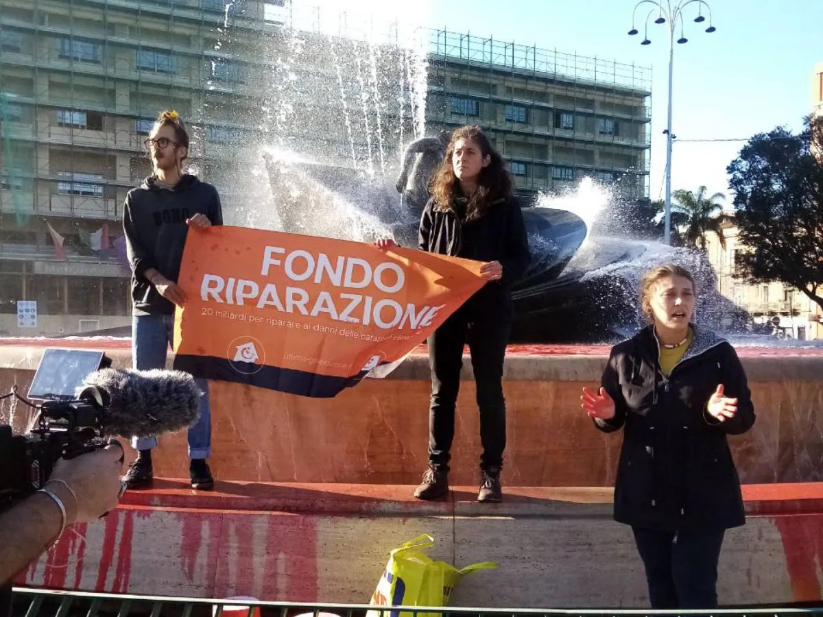 Blitz graffiti sulla fontana a Catania: Ultima Generazione imbrattata dai Malavoglia