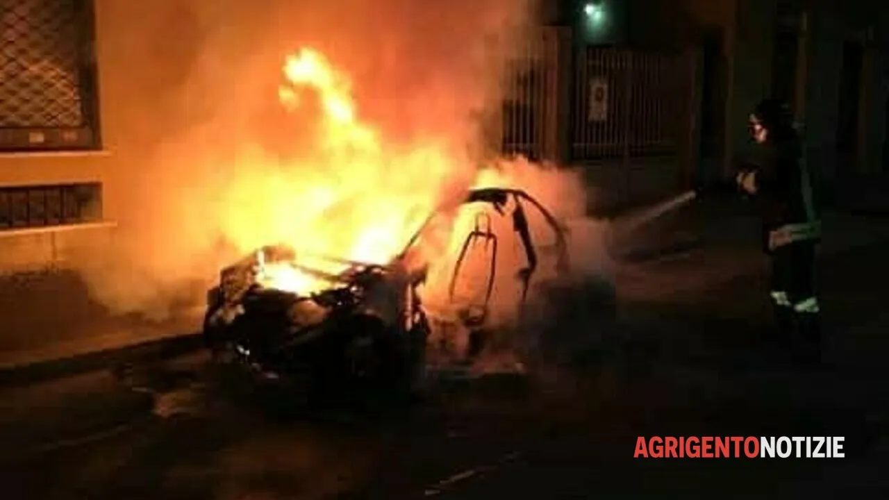 Brucia auto disoccupato 31enne, mistero: aperta inchiesta