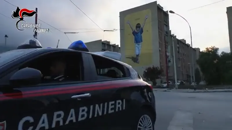 Carabinieri bloccano uomo che picchia moglie a Palermo