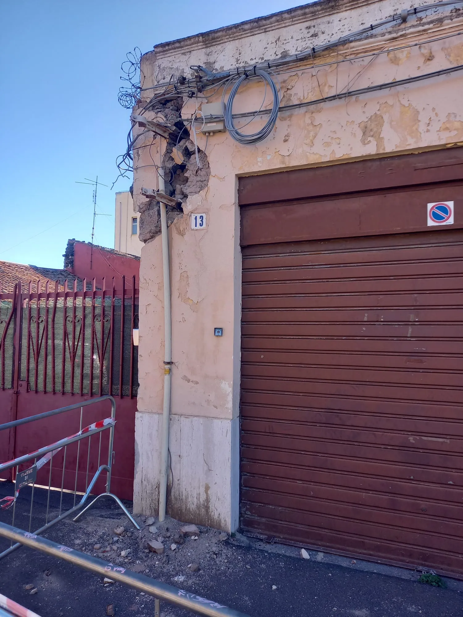 Catania, palo luce rimosso: buio totale in via Forlanini
