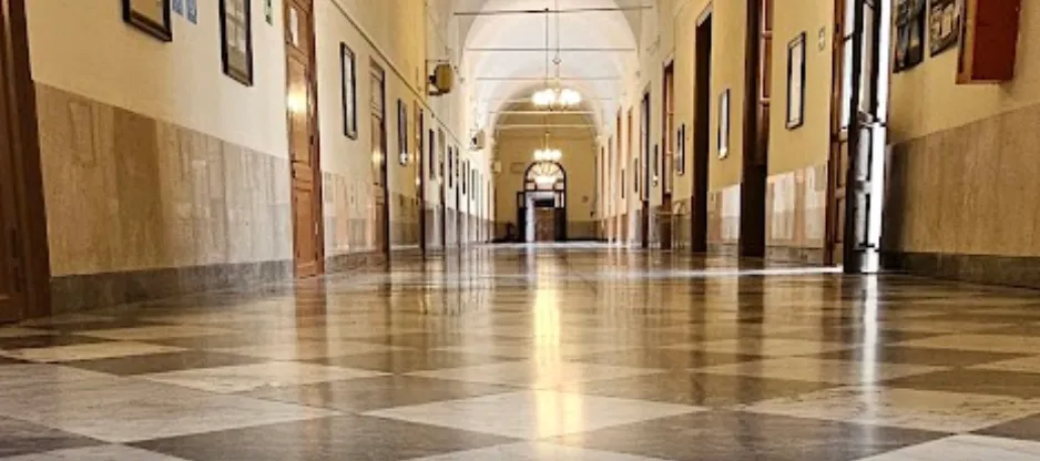 Crollo controsoffitto al Convitto Palermo: 5 aule chiuse