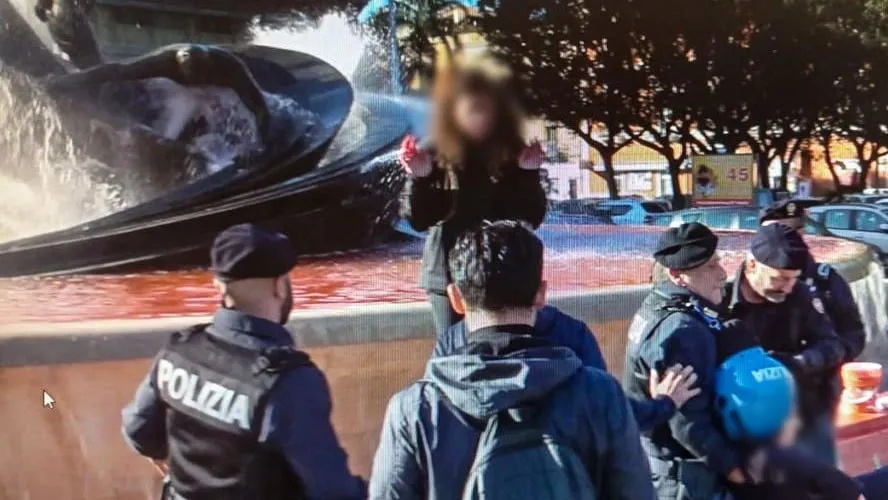 Denunciati 10 attivisti a Catania per la Fontana rossa