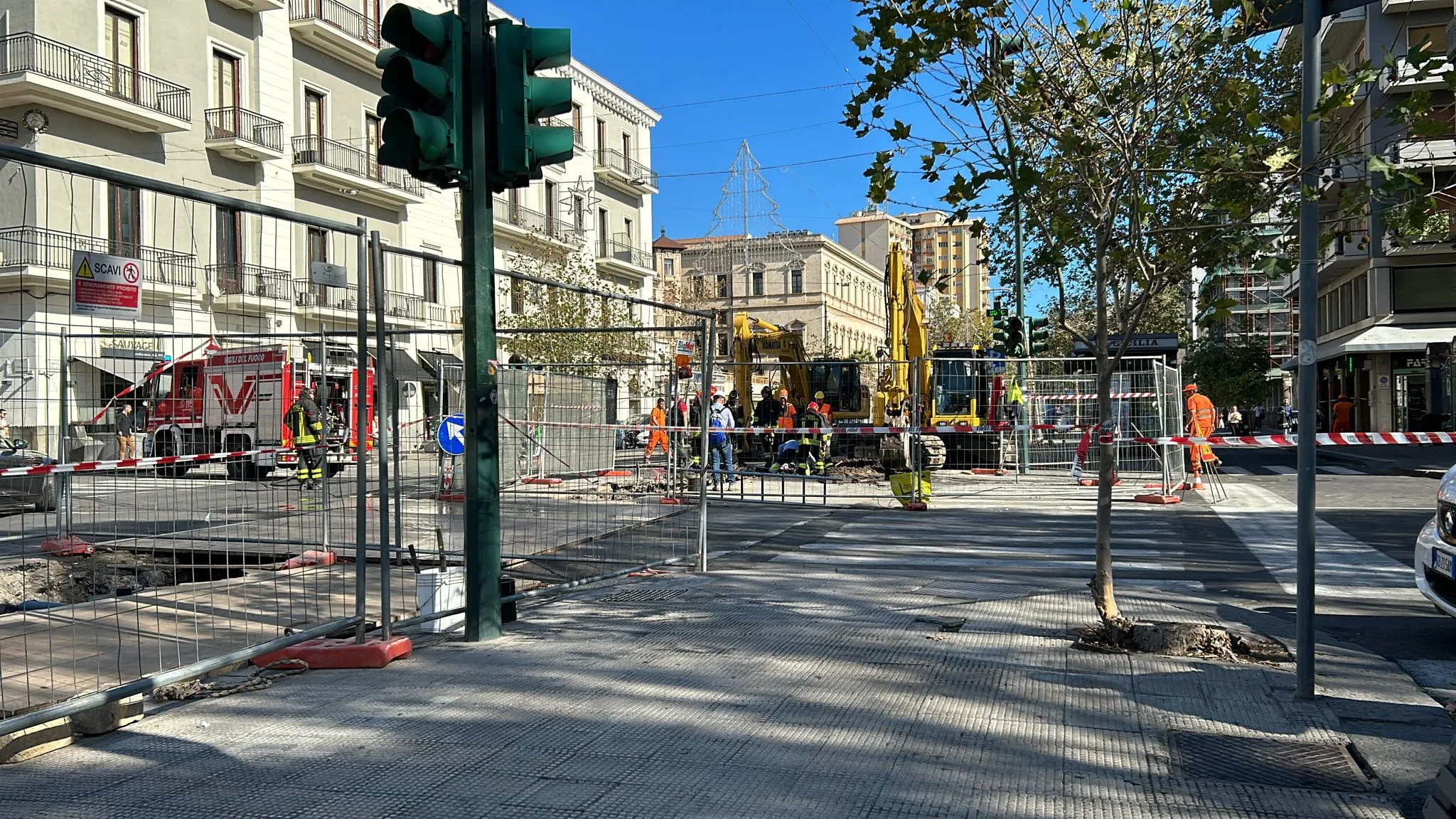 Fuga di gas in Piazza Verga a Catania: verifiche e zona transennata.