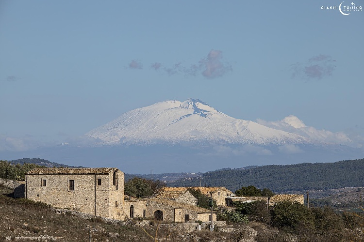 https://www.ragusanews.com/immagini_articoli/24-11-2023/l-etna-visto-da-monte-raci-ragusa-la-foto-500.jpg