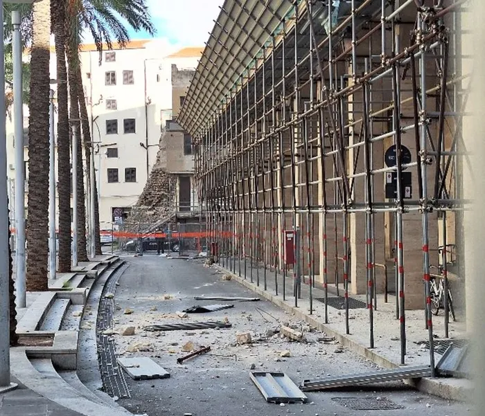 Crollo calcinacci in palazzo ex Eas a Palermo