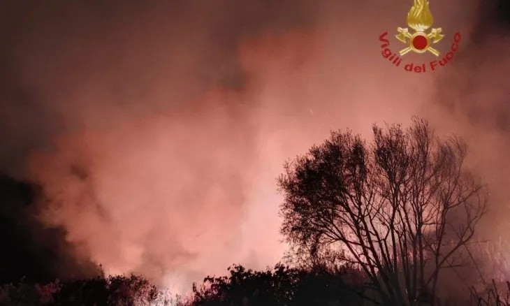 Incendio a Vendicari: dodici ore per domare le fiamme.