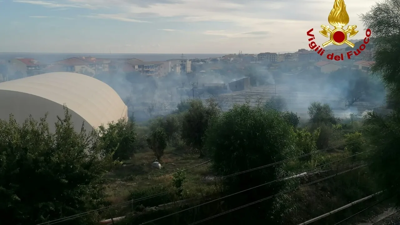 Incendio vicino al Palazzetto, vigili del Fuoco a Alì Terme.